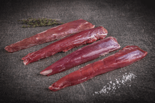 Vier rohe Schweinefilets liegen längs auf einer dunklen Schieferplatte, daneben ein Zweig Thymian und eine Prise grobes Salz. Das Fleisch ist dunkelrot und frisch.